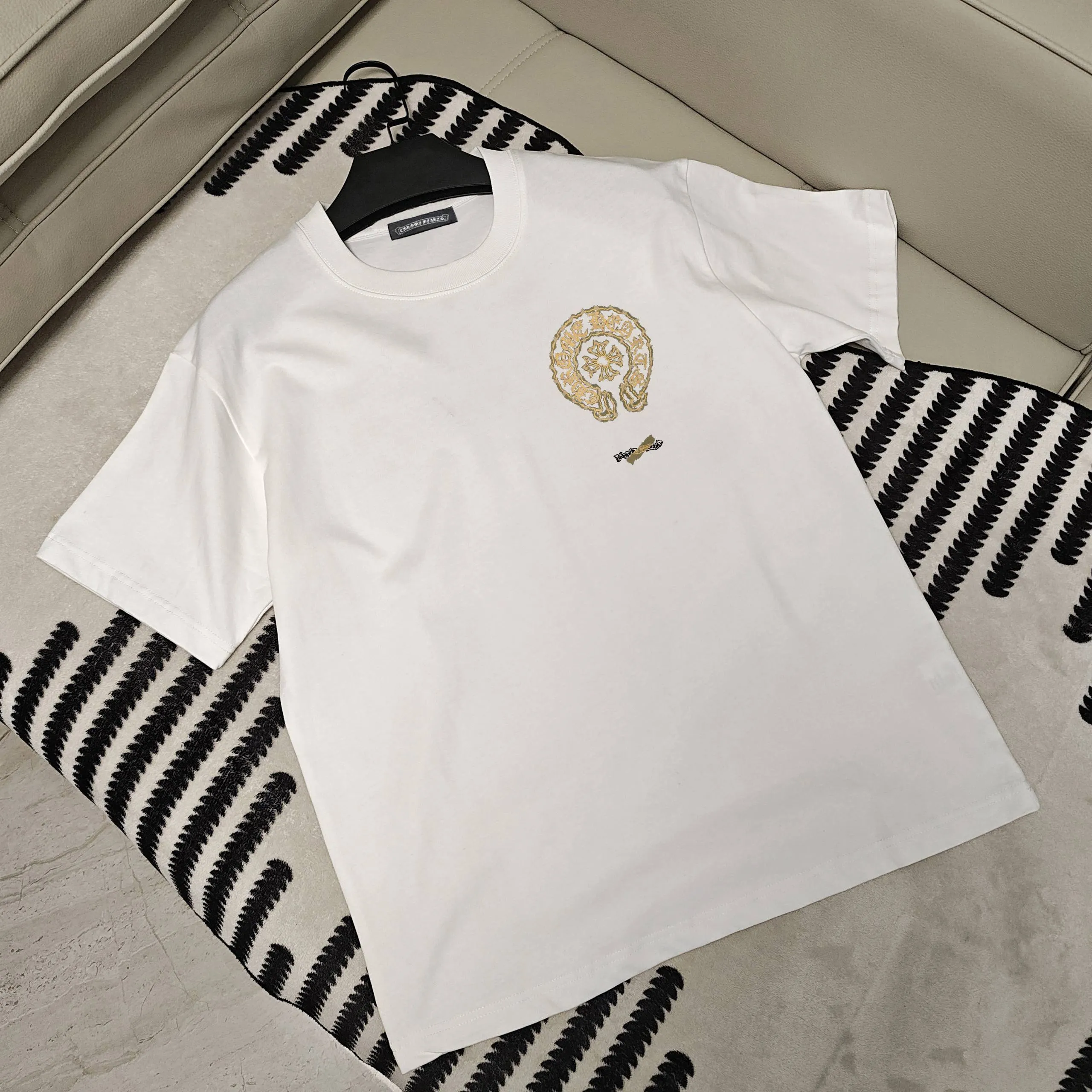 🅿️190 Croix Heart 🔥Pang Ge’s Gospel, the maximum xxl can wear 210 pounds 🐮Higher version 🆕 Top round neck casual short sleeves 👍Advanced customization and versatile style. Anyone can easily control it. The fabric is fully customized. The latest logo design of the luxury classic brand on the chest is very classy. 👍A must buy for those who know the goods! The tailoring is slim-fitting, very refined, shows off aura, and highlights the sophistication of business men. This is unique, it fits just right, and the upper body effect is great! Size: s-xxl